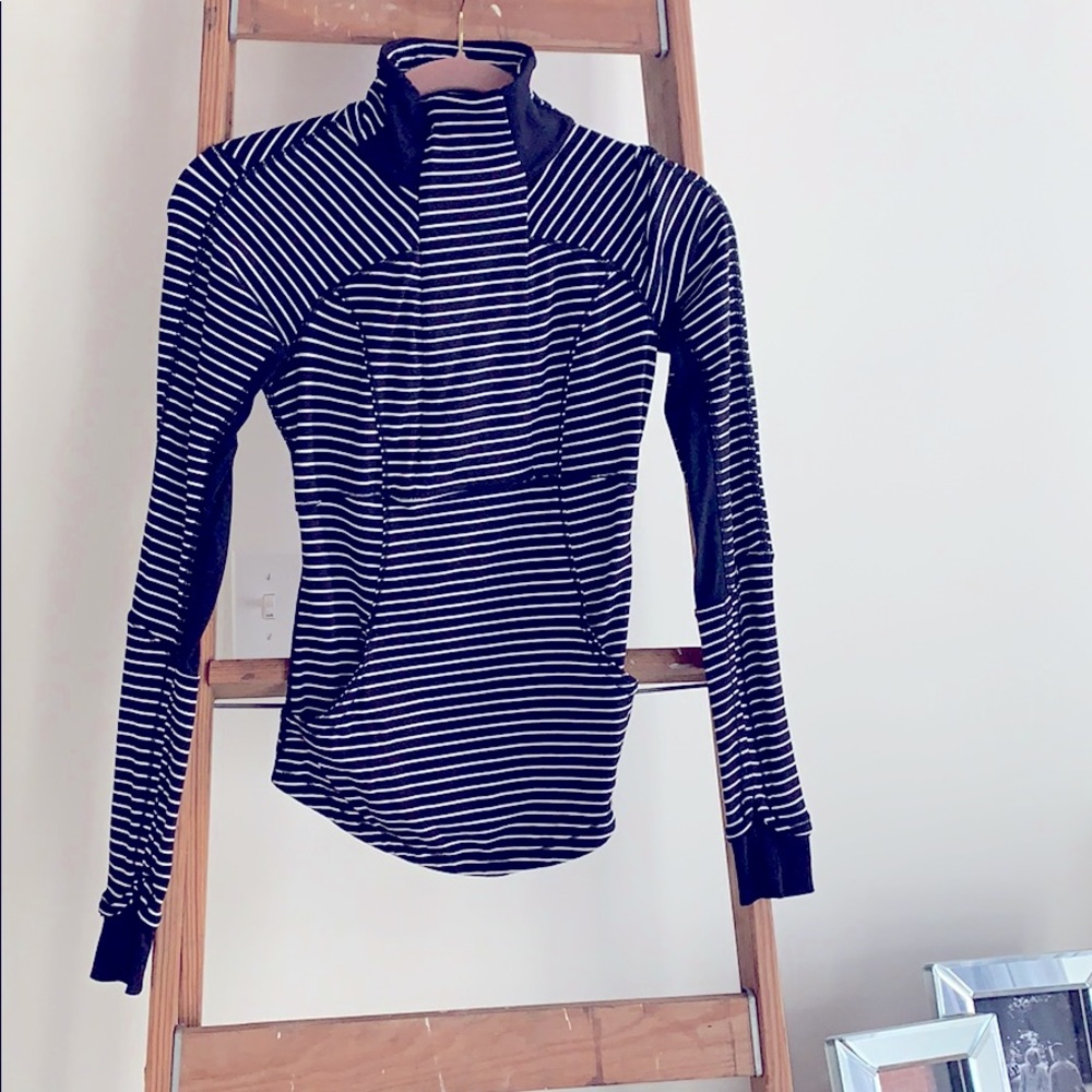 Lululemon long sleeved w/front & back pockets Sz 2